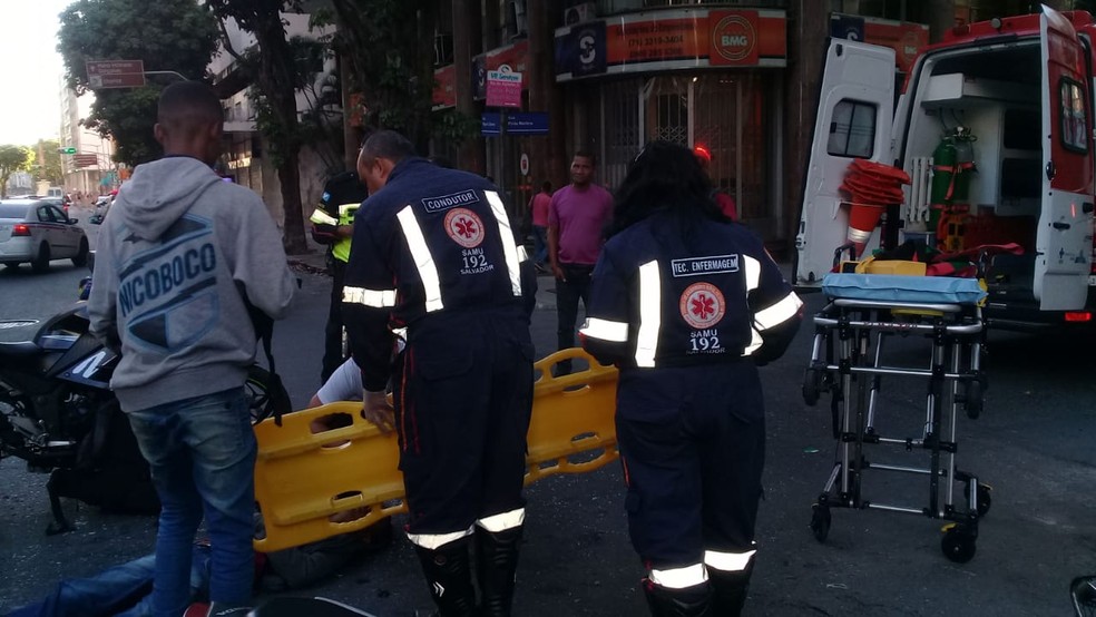 Motociclista fica ferido após acidente com ônibus no bairro do Comércio e Samu foi acionado — Foto: Cid Vaz/TV Bahia