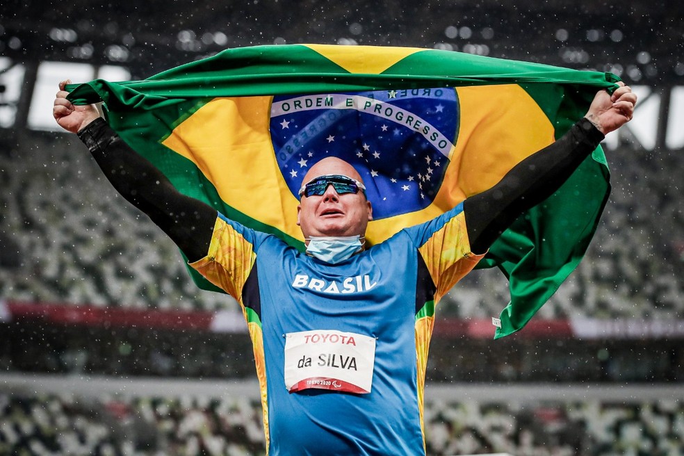 Alessandro da Silva se emociona com o bicampeonato paralímpico — Foto: Wander Roberto/CPB