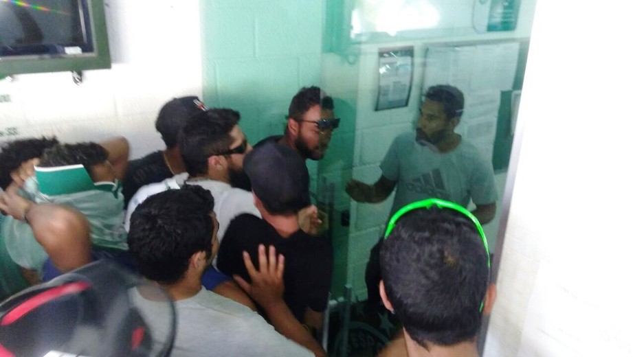 Torcedores invadem CT do Goiás e agridem zagueiro Bruno Aguiar; vídeos