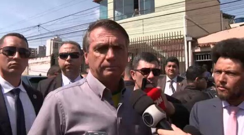 O presidente Jair Bolsonaro concede entrevista em Ceilândia, no Distrito Federal — Foto: Reprodução