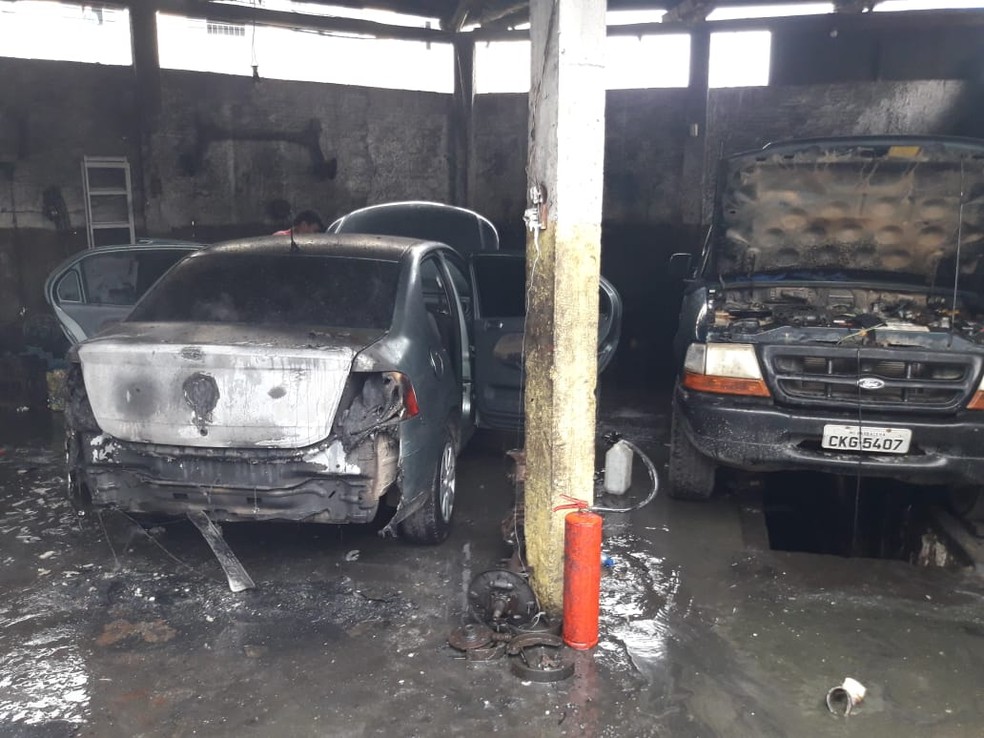 Carros ficaram danficiados após incêndio em oficina mecânica em Barbacena — Foto: Corpo de Bombeiros/Divulgação