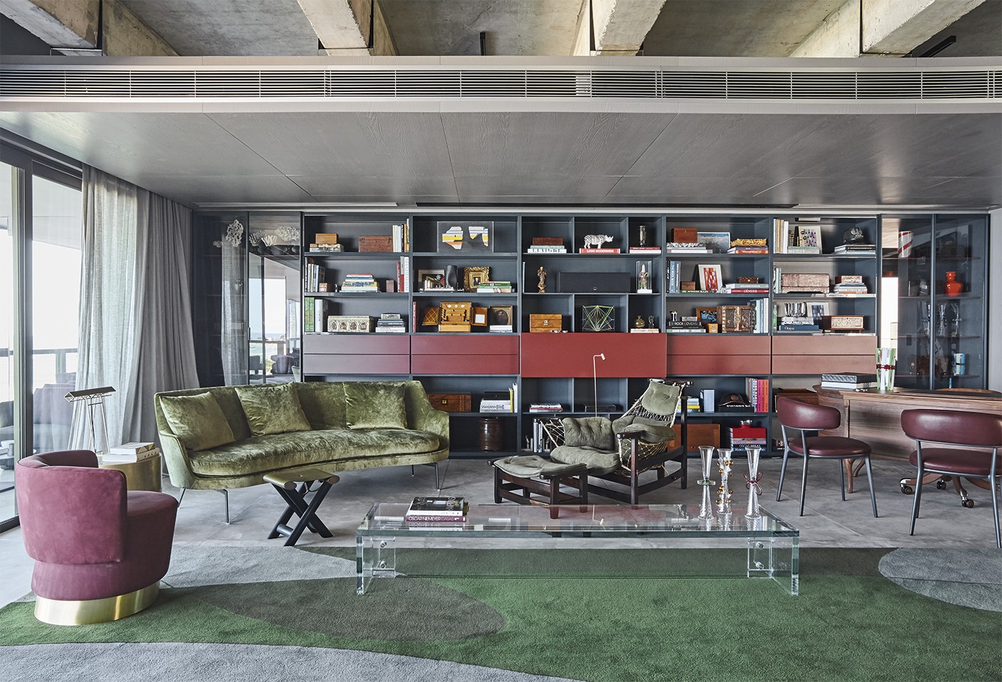 Colorido elegante se destaca neste apartamento projetado por David Bastos (Foto: Ilana Bessler)