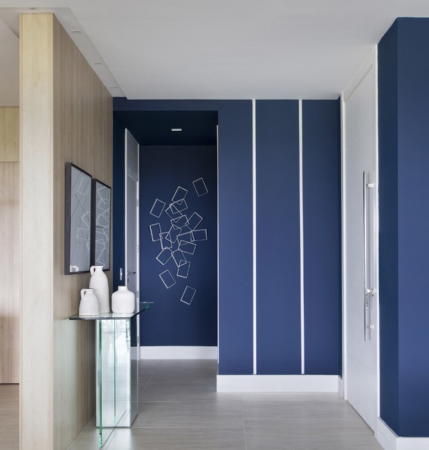 HALL | As paredes do hall ganharam tom vibrante de azul, em referência ao mar tão próximo e ao lifestyle carioca.  (Foto: Denilson Machado/MCA Estúdio/Divulgação)