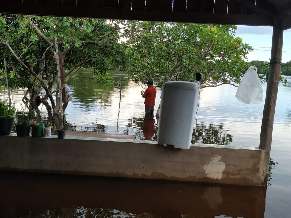 O Corpo de Bombeiros fez o resgate dos ribeirinhos através de barcos — Foto: Reprodução/Corpo de Bombeiros