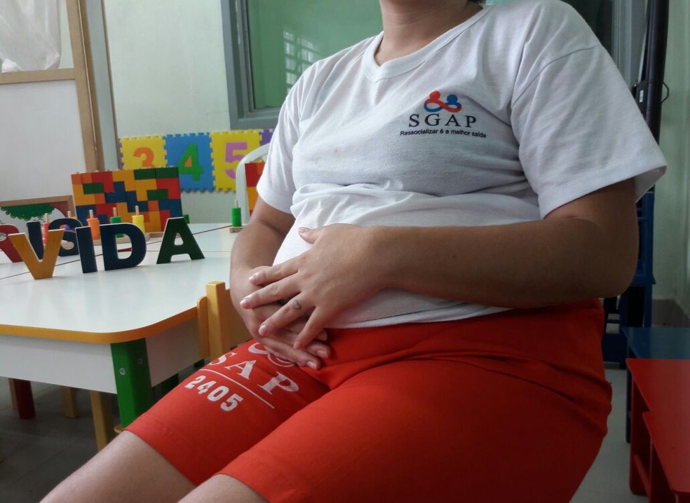 Mãe de três filhos e grávida do quarto, Andreza espera por liberdade (Foto: Magda Ataíde/G1 AL)