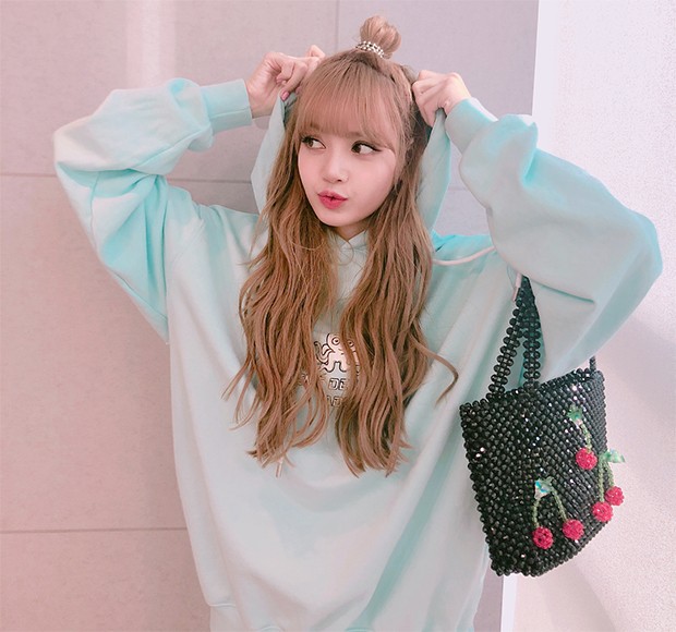 A rapper Lisa, do grupo coreano Blackpink, com uma bolsa de contas da Susan Alexandra (Foto: Instagram / Lisa)