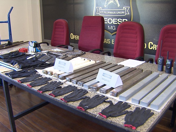 Material e armas foram apreendidos com quadrilha de explosão a caixas eletrônicos em Minas Gerais (Foto: Reprodução/TV Globo)