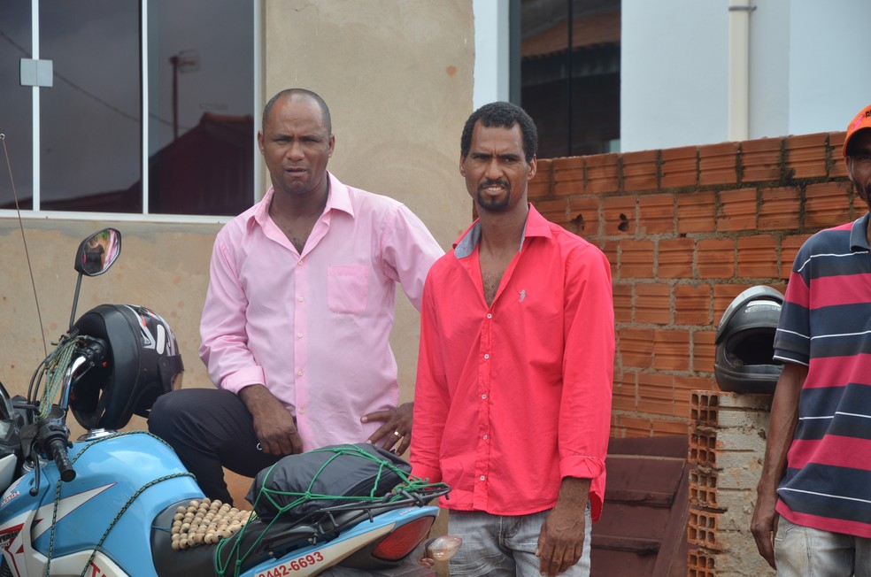  Pai de meninos (de vermelha na foto) diz que nunca mais vai celebrar aniversário (Foto: Magda Oliveira/G1)