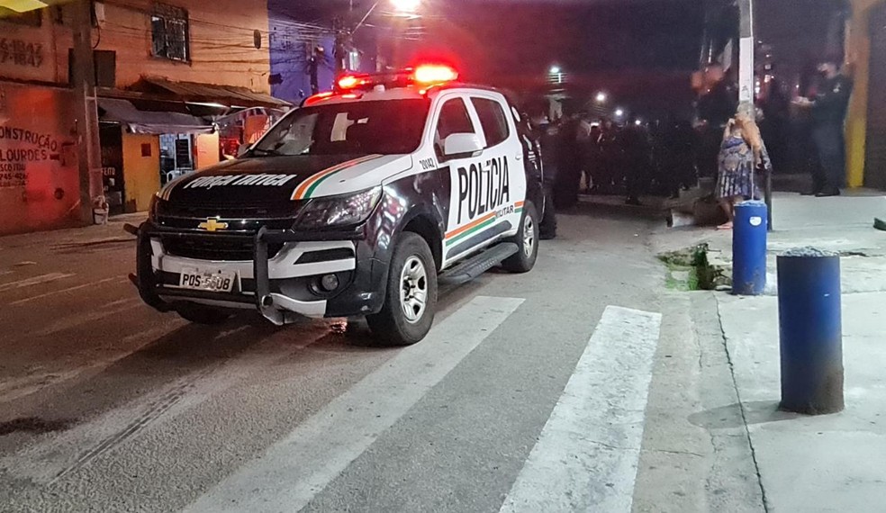 Polícia Militar foi acionada para a ocorrência de homicídio no Pirambu, em Fortaleza. — Foto: Rafaela Duarte/Sistema Verdes Mares