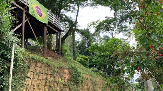 Casa em que Daniel Silveira foi preso ostenta bandeira do Brasil e fica em região nobre