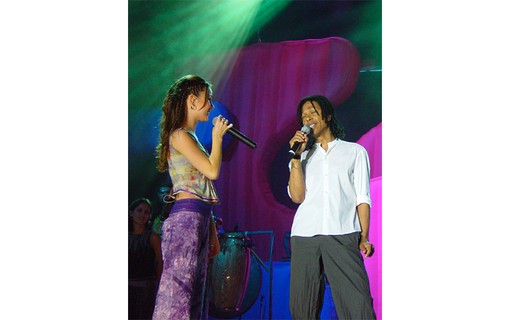 O cantor Djavan faz uma participação no show de Sandy e Júnior em Fortaleza, em 2002
