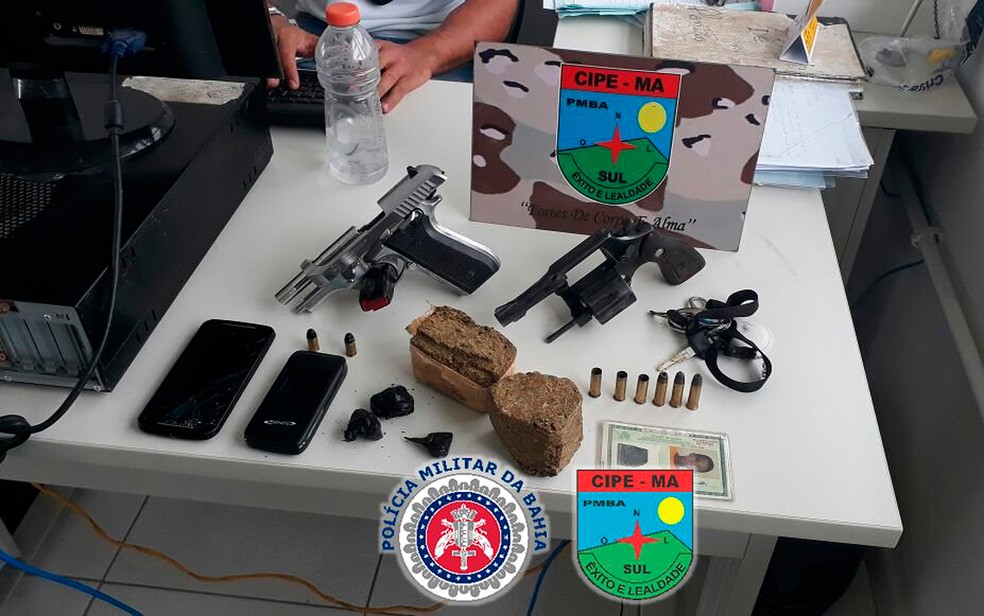 Duas armas foram apreendidas com os suspeitos mortos, segundo a PM (Foto: PM/ Divulgação)