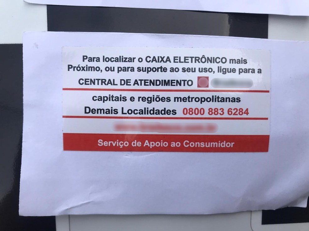 Cartão de cliente ficou travado no caixa eletrônico e ela tentou ajuda através de um telefone disponível no caixa — Foto: Polícia Militar/Divulgação