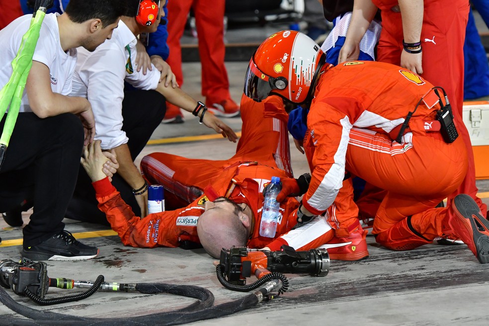 Acidente com mecânico da Ferrari marcou corrida no Barein (Foto: Giuseppe Cacace/Pool via REUTERS)