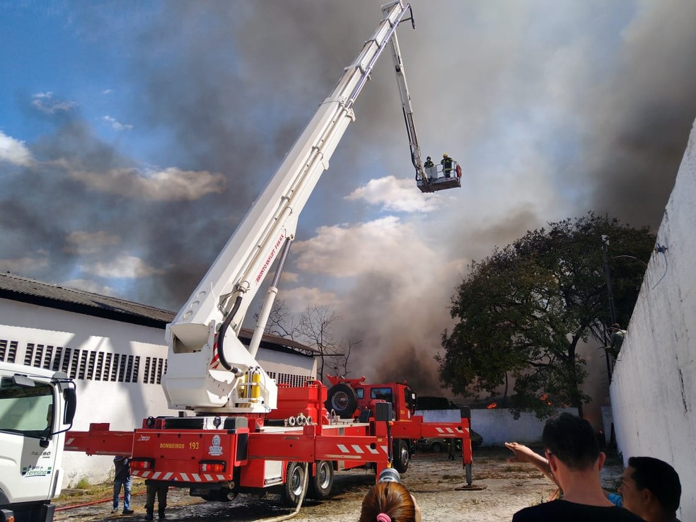 Bombeiros tentam conter fogo em fábrica de Teresina.  — Foto: Rafaeal Leal/G1