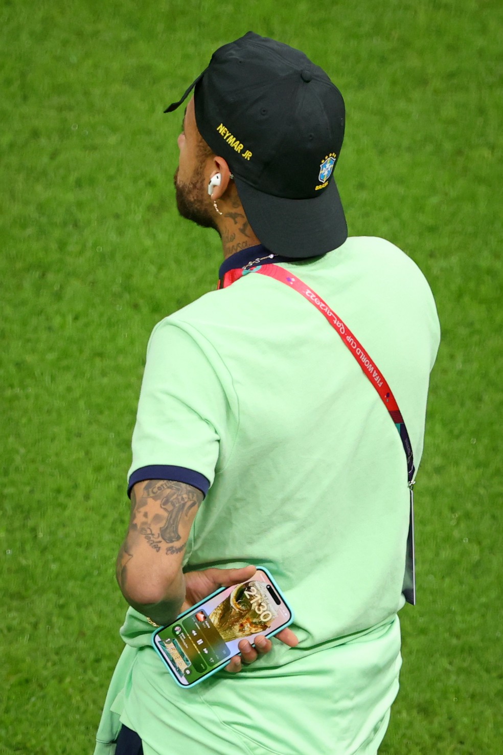 Neymar com foto da taça da Copa do Mundo no celular — Foto: Getty Images