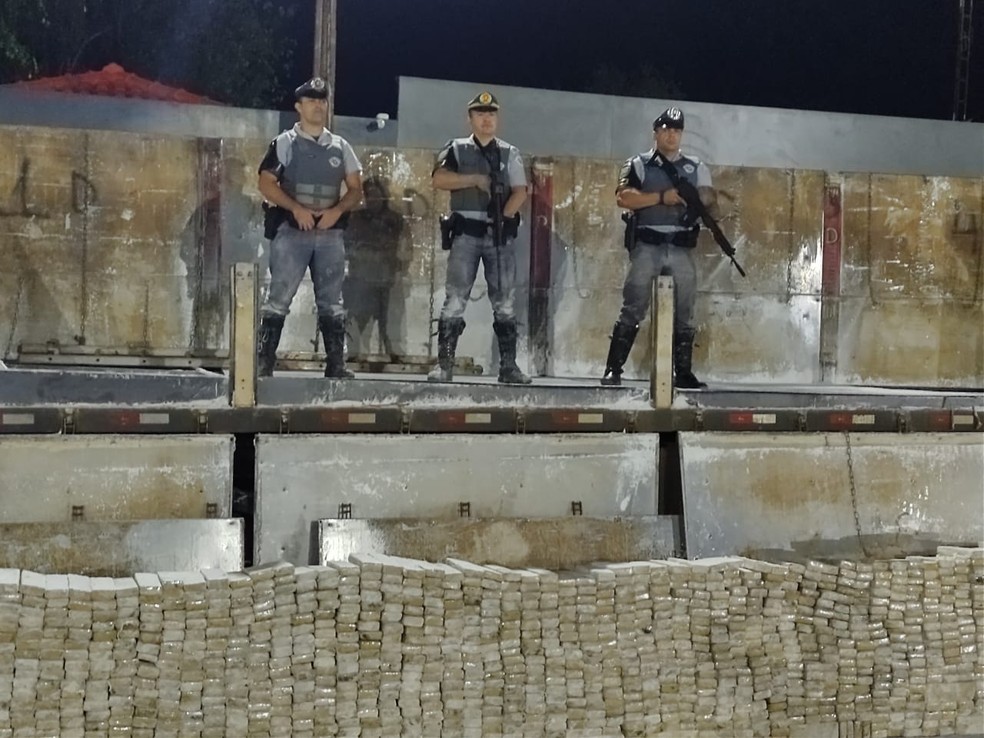 Droga estava no fundo falso de um semirreboque abordado em Santa Cruz do Rio Pardo  — Foto: Polícia Rodoviária / Divulgação