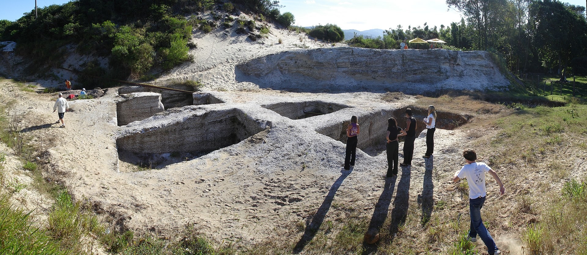 Escavação arqueológica de um sambaqui em Laguna, (em região já próxima à divisa com o município de Imbituba (SC) (Foto: Wikimedia Commons )