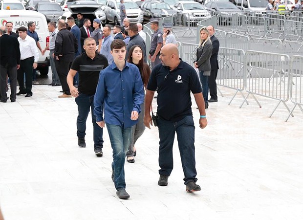 João Augusto, filho de Gugu Liberato, chega abalado à Assembleia Legislativa (Foto: Rafael Cusato / QUEM)