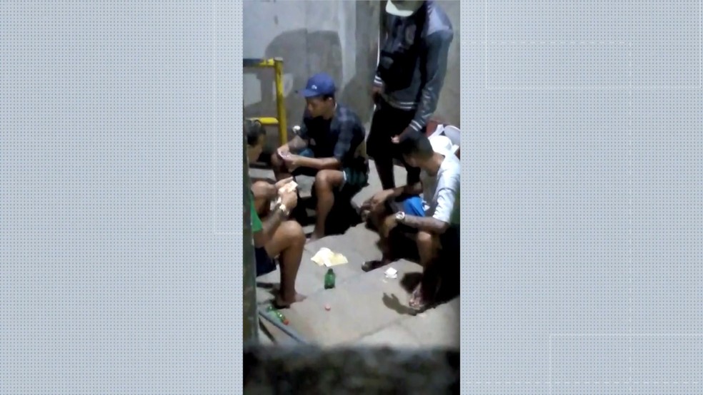 Suspeitos de tráfico foram filmados vendendo drogas em Vitória — Foto: Reprodução/ TV Gazeta