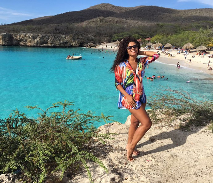 Juliana Alves posa em frente à praia paradisíaca no Caribe (Foto: Arquivo pessoal)