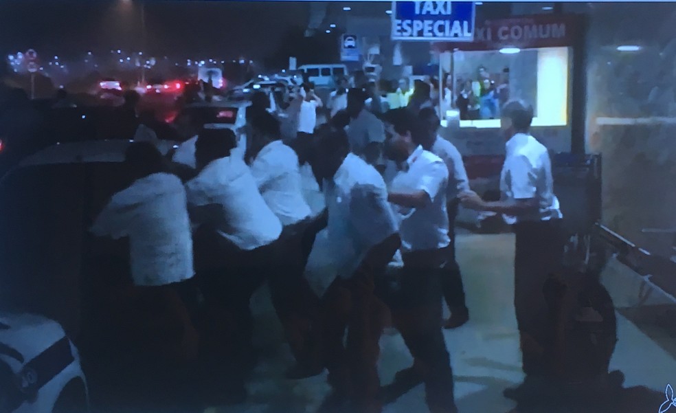 Taxistas e motoristas de Uber entram em confronto no aeroporto de Fortaleza (Foto: TV Verdes Mares/Reprodução)