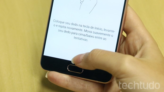 Toque repetidamente sobre o leitor biométrico (Foto: Ana Marques/TechTudo)