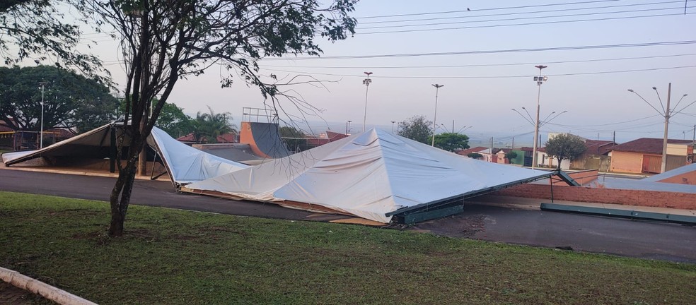 Tenda foi ao chão com chuva e rajadas de vento em Barra Bonita  — Foto: Luiz Sabino / Reclame Aqui Barra Bonita e Igaraçu do Tietê