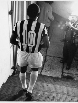 Pelé se despedindo do Santos, em 1974 (Foto: Reprodução / Twitter)