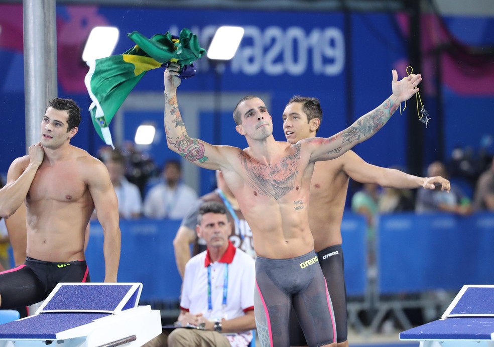Bruno Fratus agita a bandeira do Brasil após ouro no 4x100m livre — Foto: Sergio Moraes/Reuters