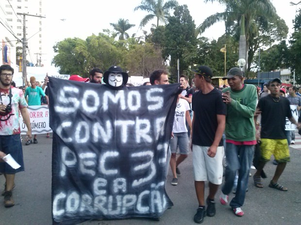 Com máscaras e cartazes, manifestantes saem às ruas (Foto: Cláudia Martins / EPTV)