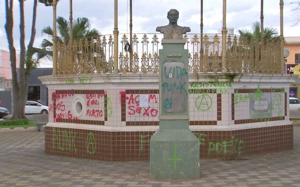 VÃ¢ndalos picham busto de Duque de Caxias e coreto em praÃ§a de Itapetininga â€” Foto: Mike Adas/TV TEM