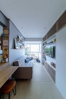 No projeto do arquiteto Edgar Sacchi, a varanda foi integrada à sala de estar a fim de ampliar o living, já que a moradora adora receber os amigos em casa e precisava de mais espaço. Poltrona à venda na Manne