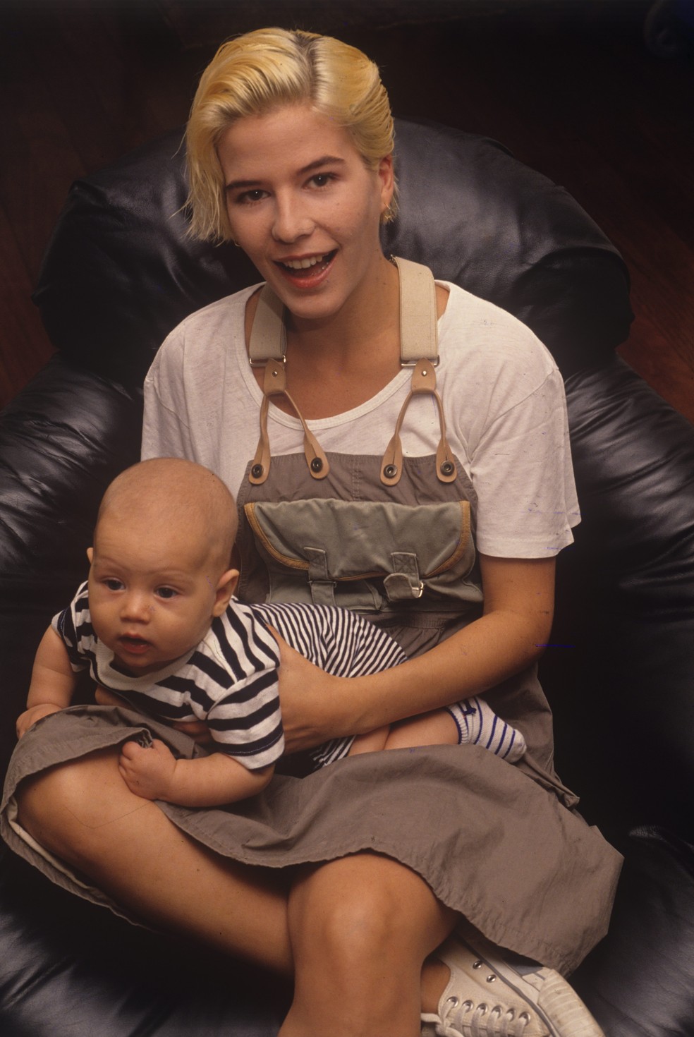 Paula Toller com o filho Gabriel em 1990 — Foto: Carlos Wrede / Agência O Globo