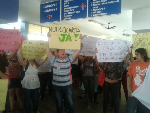 Estudantes percorreram HU com faixas e cartazes. (Foto: Carolina Sanches/ G1)