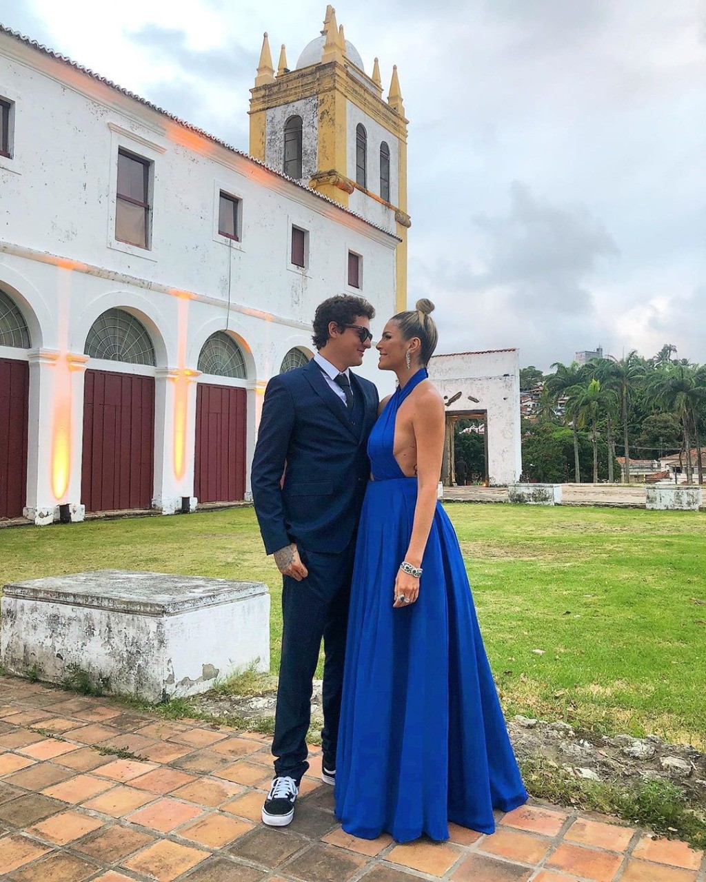 Julia Faria e namorado no casamento de Thaila Ayala e Renato Góes (Foto: Reprodução / Instagram)