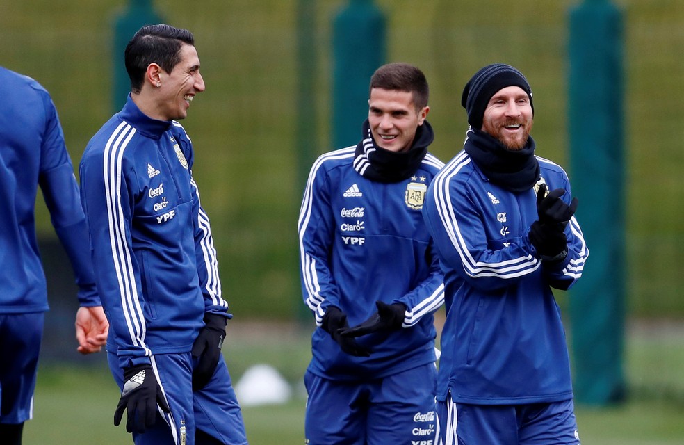 Messi, Di MarÃ­a e o estreante Bustos em treino da Argentina no CT do Manchester City (Foto: Reuters)
