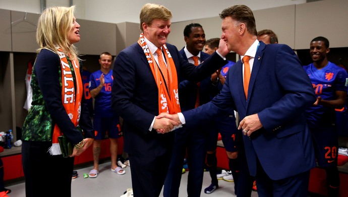 Van Gaal e família real (Foto: Getty Images) Van Gaal e família real (Foto: Getty Images)