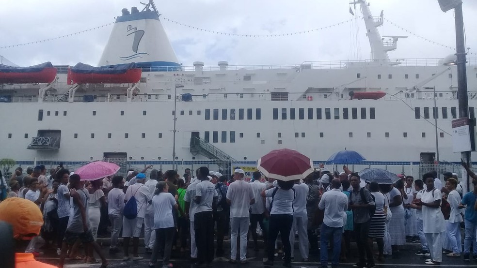 Ebó coletivo é realizado em frente ao navio Logos Hope, em Salvador — Foto: Cid Vaz/TV Bahia