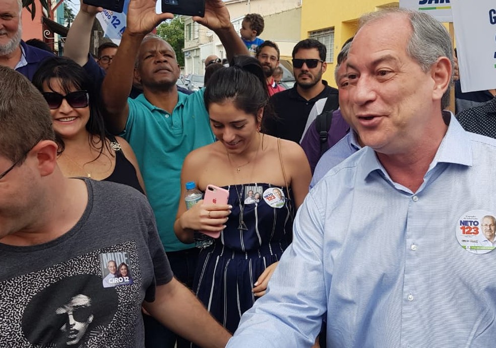 Ciro Gomes (PDT) percorreu ruas de JundiaÃ­ e cumprimentou eleitores (Foto: Wellington Silva/TV TEM)
