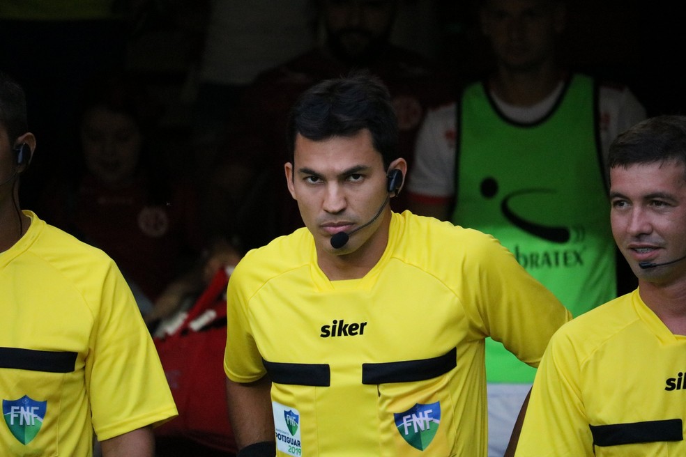 Pablo Ramon Gonçalves Pinheiro apita ABC x Globo FC — Foto: Augusto Gomes/GloboEsporte.com