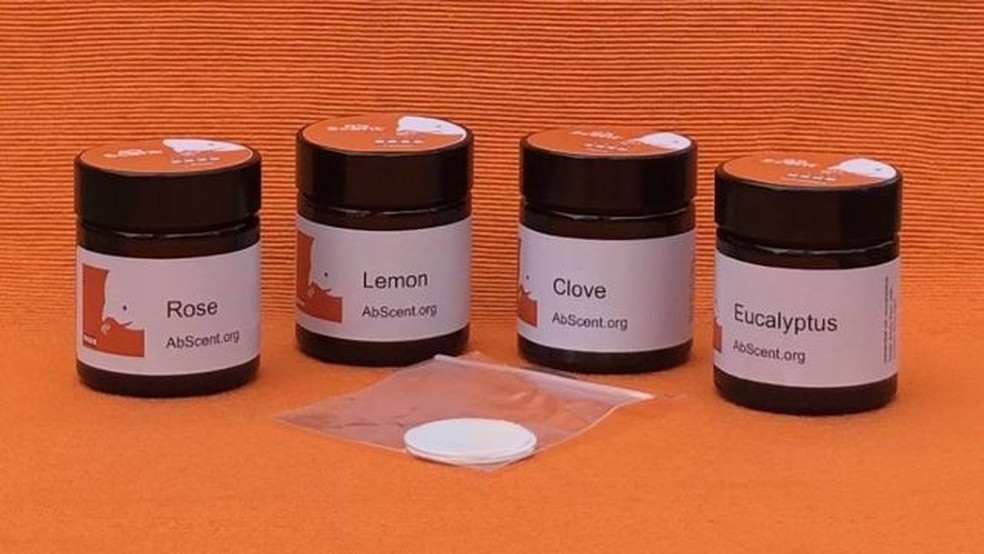 Kelly recomenda o uso de potes escuros para que a luz não afete os óleos perfumados. E ele aconselha não cheirar diretamente dos frascos conta-gotas, pois eles limitam a dispersão dos odores — Foto: Absent via BBC