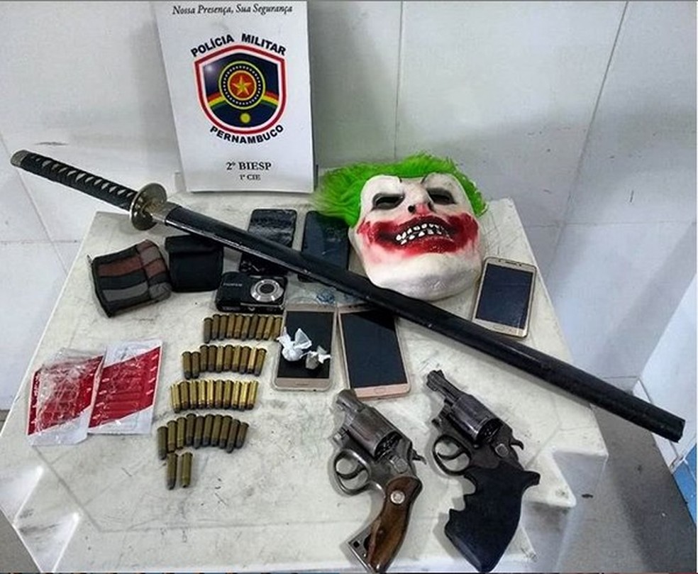 Objetos apreendidos com os suspeitos  â Foto: 2Âº BIEsp / DivulgaÃ§Ã£o 