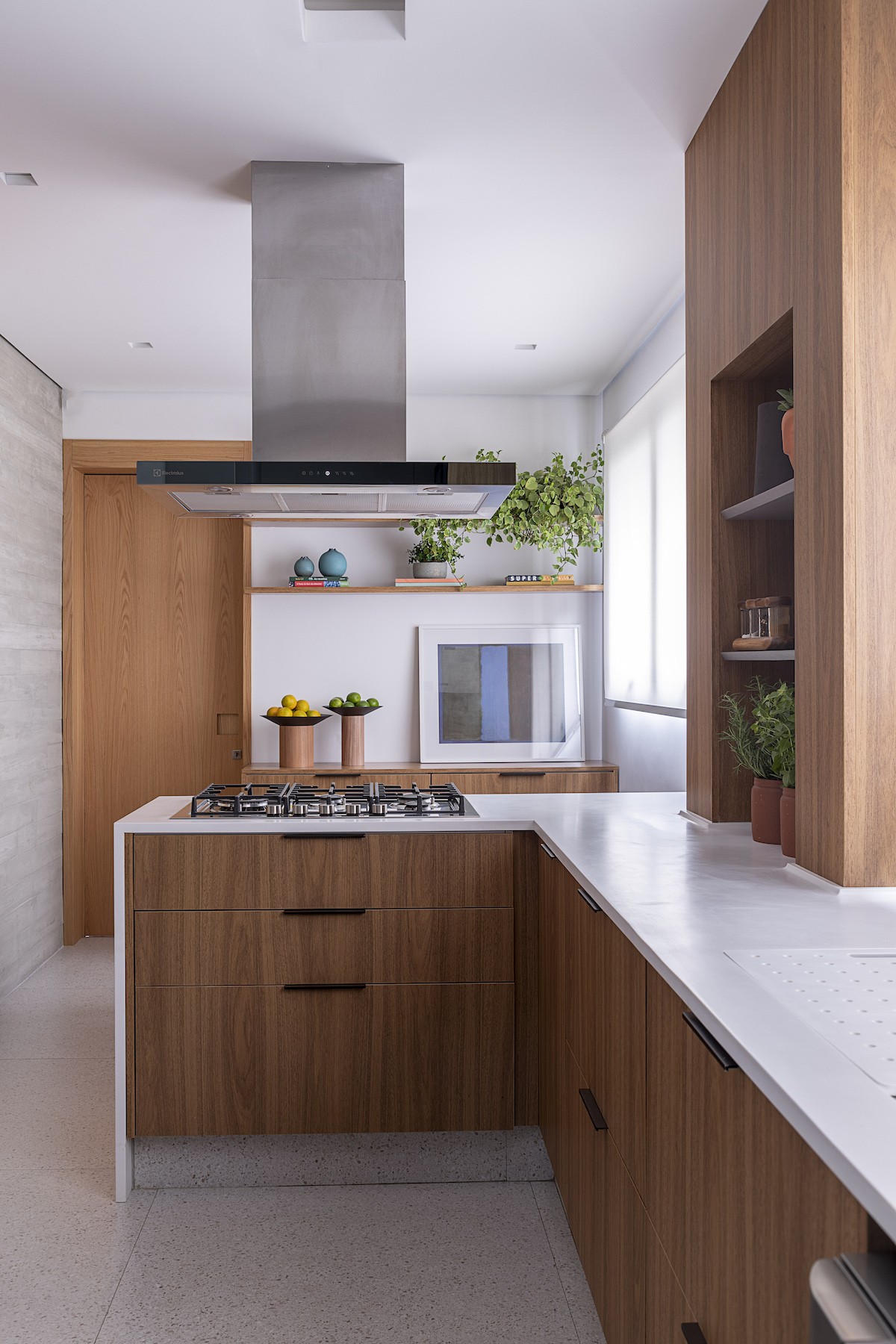 COZINHA | Os tons de cinza contrastam com a madeira na cozinha, presente para aquecer o ambiente (Foto: Divulgação / Rafael Renzo)