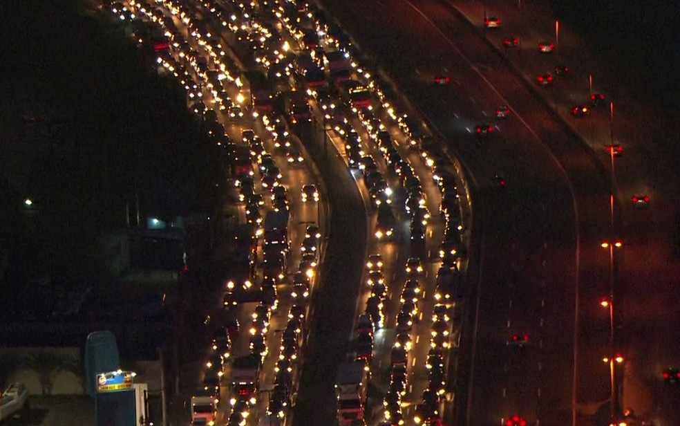 Concessão da rodovia Fernão Dias, que liga São Paulo a Minas Gerais, é da Arteris, empresa que pertence à Brookfield (Foto: Reprodução/TV Globo)