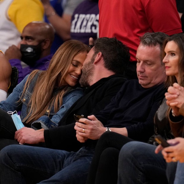 Los Angeles, CA - December 07:  Actors Jennifer Lopez and Ben Affleck during a time out in the first half of a NBA basketball game between the Los Angeles Lakers and the Boston Celtics at the Staples Center in Los Angeles on Tuesday, December 7, 2021. (Ph (Foto: MediaNews Group via Getty Images)