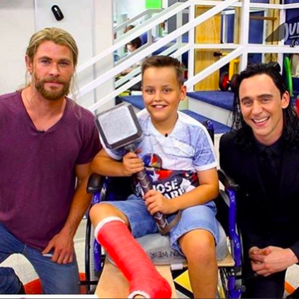 Os atores Chris Hemsworth e Tom Hiddleston visitam um hospital infantil (Foto: Instagram)