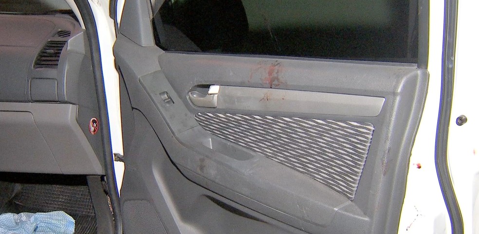 Ficaram marcas de sangue no carro da vítima  Foto: TVCA/Reprodução