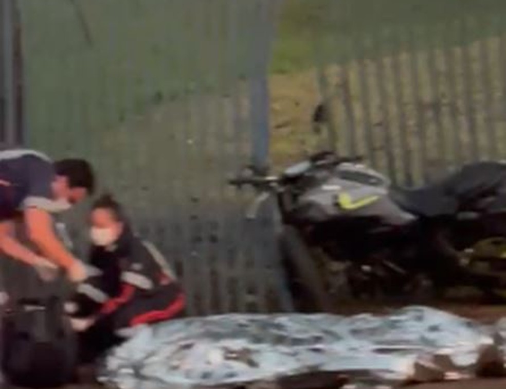 Motociclista morre após colidir contra grade do campus da USP em São Carlos — Foto: Reprodução redes sociais