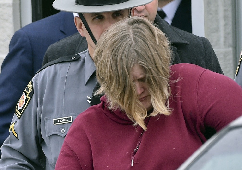 Lisa Snyder é levada da estação de polícia em Hamburg, na Pensilvânia, na segunda-feira (2). Ela foi acusada de assassinar dois de seus filhos, de 4 e 8 anos, que foram encontrados pendurados em uma corda no porão de casa em setembro. — Foto: Bill Uhrich/Reading Eagle via AP